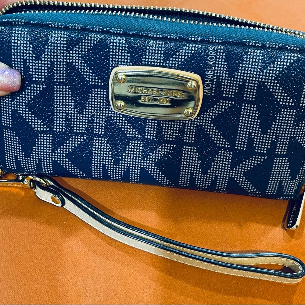 Michael Kors Zip around strikingly Beautiful Blue Wallet